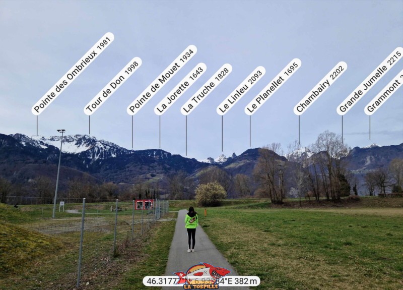 Le chemin qui mène aux pistes de pump track et de BMX Racing. Les Alpes valaisannes en arrière-plan.