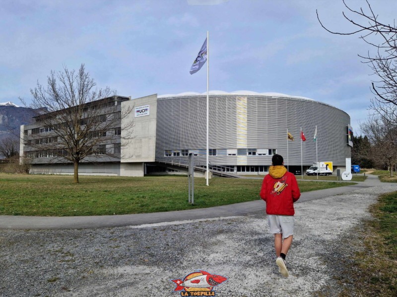 Le siège de l'UCI sur la gauche et le vélodrome sur la droite. Centre mondial du Cyclisme (CMC) de l'UCI (Union Cycliste international) à Aigle, canton de Vaud.