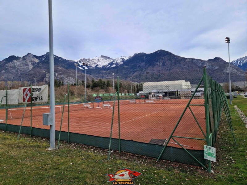 La vue depuis le parking de l'UCI en direction des terrains de padel. TC tennis padel Aigle.