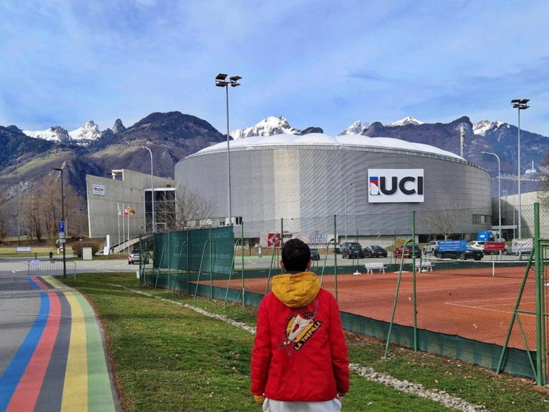 L'entrée du centre mondial du cyclisme à Aigle avec les fameuses couleurs arc-en-ciel de l'UCI.