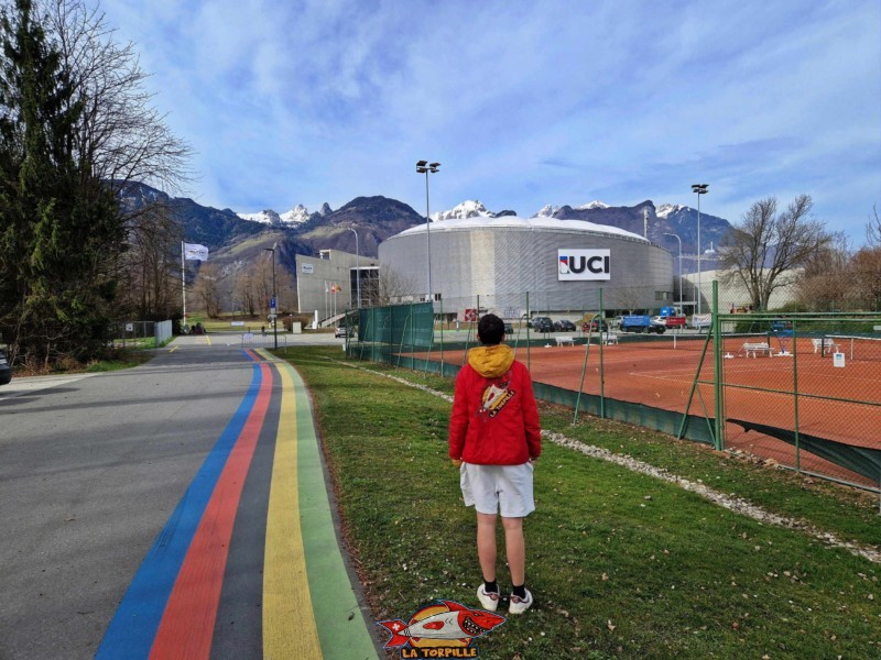 Les terrains de tennis du TC Aigle à côté du siège de l'UCI.