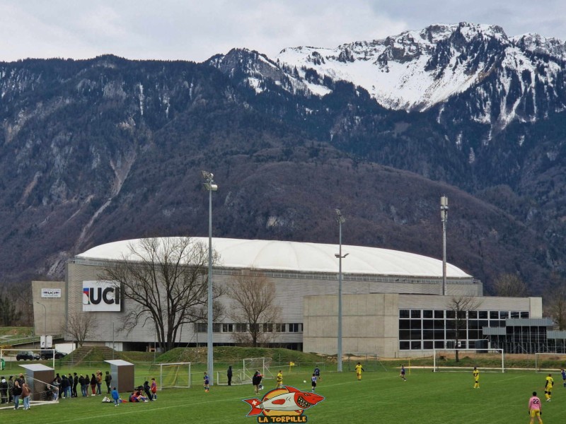 Le centre mondial du cyclisme de loin. Sur la droite, la halle de gymnastique. Centre mondial du Cyclisme (CMC) de l'UCI (Union Cycliste international) à Aigle, canton de Vaud.
