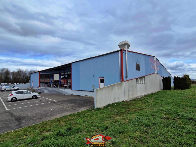 Si le parking le long du chemin d'accès au camping Muntelier est complet, d'autres places sont disponibles à côté du Bowling Muntelier. Plage du Camping Muntelier, région Morat.