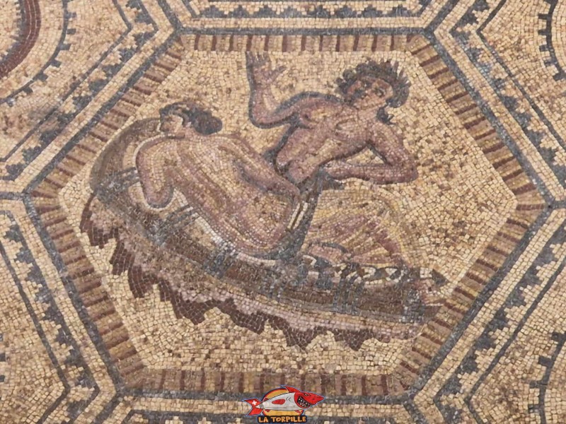 Ariane allongée sur un coussin à côté d'un satyre appelé autrefois Bacchus. Mosaïque de Bacchus et Ariane. Musée romain de Vallon, canton de Fribourg.