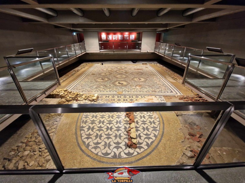 La mosaïque de la chasse, la plus grande mosaïque romaine de Suisse. Musée romain de Vallon, canton de Fribourg.