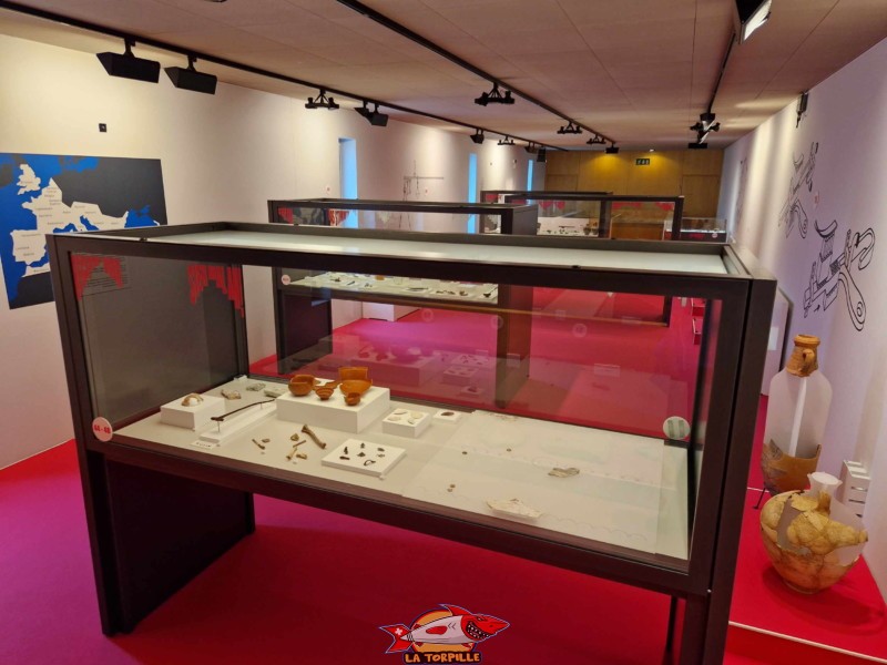 La vue sur l'exposition du premier étage depuis le côté sud. Vue d'ensemble, 1er étage. Musée romain de Vallon, canton de Fribourg.