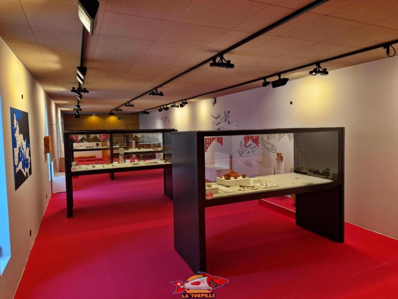La vue sur l'exposition du premier étage depuis le côté nord (réception). Vue d'ensemble, 1er étage. Musée romain de Vallon, canton de Fribourg.