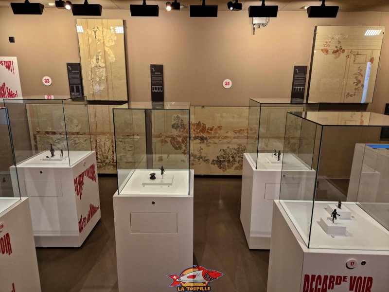 Les objets retrouvés dans la salle de la mosaïque Bacchus et Ariane. Musée romain de Vallon, canton de Fribourg.