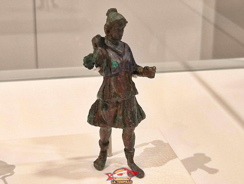 Les objets retrouvés dans la salle de la mosaïque Bacchus et Ariane. Diane, déesse de la chasse. Musée romain de Vallon, canton de Fribourg.