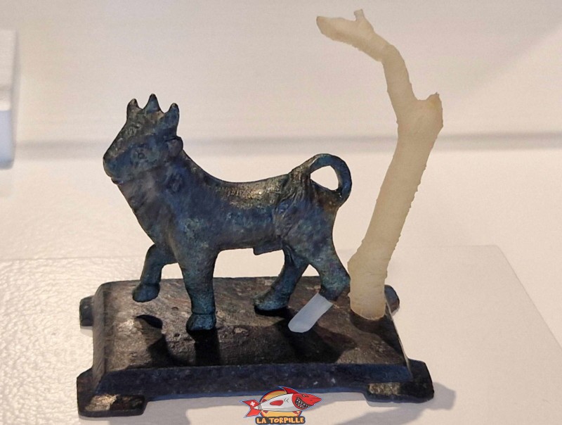 Les objets retrouvés dans la salle de la mosaïque Bacchus et Ariane. Le taureau à trois cornes. Musée romain de Vallon, canton de Fribourg.