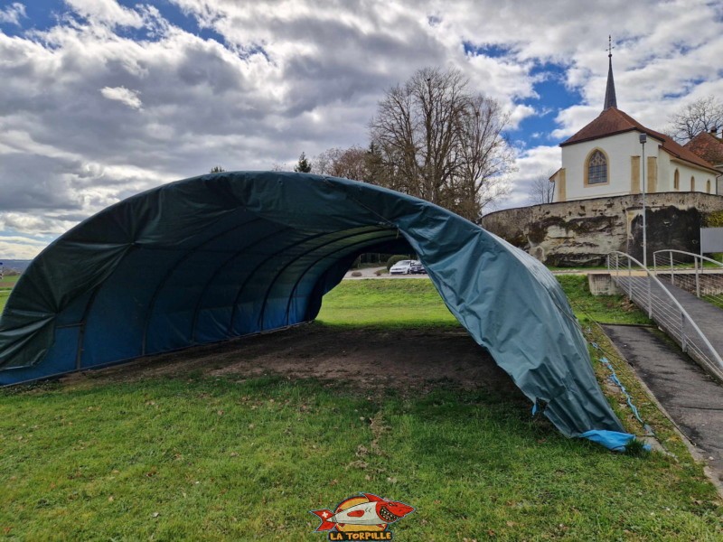 La tente à l'intérieur de laquelle ont lieu des activités en été. Musée romain de Vallon, canton de Fribourg.
