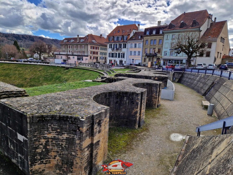 La ville médiévale depuis les fondations des colonnes qui soutenaient les murs de l'amphithéâtre romain. Ville médiévale d'Avenches, vieille ville, région de la Broye, canton de Vaud.