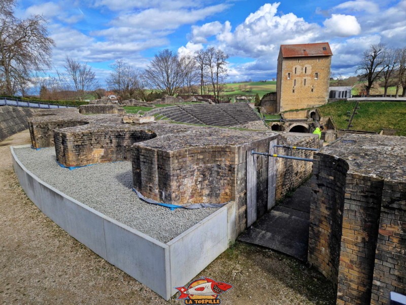 Les bases des colonnes autour des arènes. Amphithéâtre. Ruines Romaines d'Avenches, canton de Vaud.