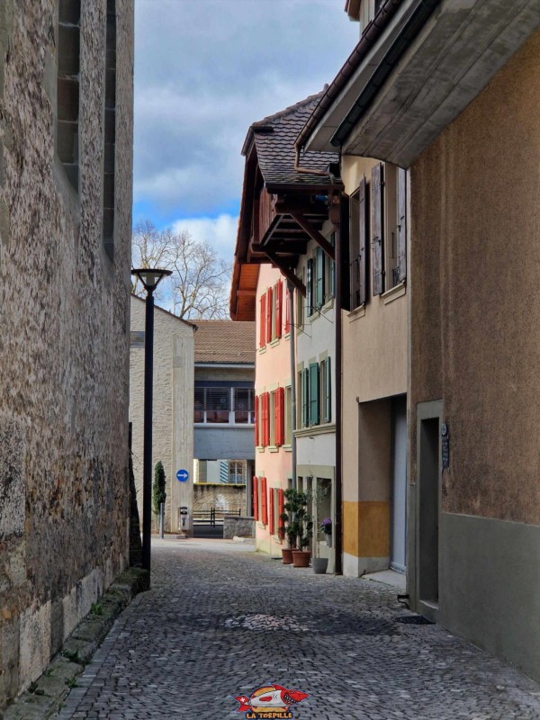La rue du Temple avec le flanc est de l'église sur la gauche de l'image. Église Réformée Sainte-Marie-Madelaine. Ville médiévale d'Avenches, vieille ville, région de la Broye, canton de Vaud.
