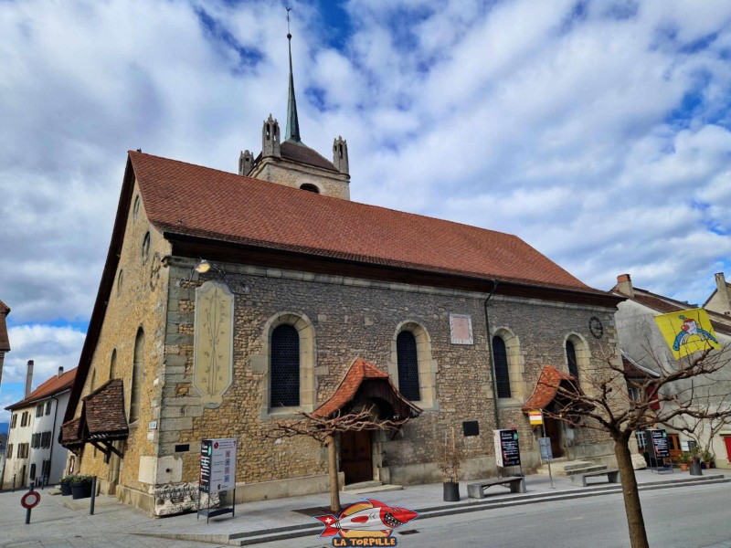 La place centrale sur la gauche et la rue Centrale à droite. Église Réformée Sainte-Marie-Madelaine. Ville médiévale d'Avenches, vieille ville, région de la Broye, canton de Vaud.