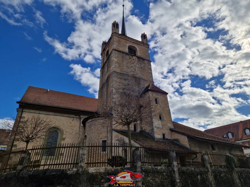 Le clocher depuis la rue du Collège, au nord de l'édifice. Église Réformée Sainte-Marie-Madelaine. Ville médiévale d'Avenches, vieille ville, région de la Broye, canton de Vaud.