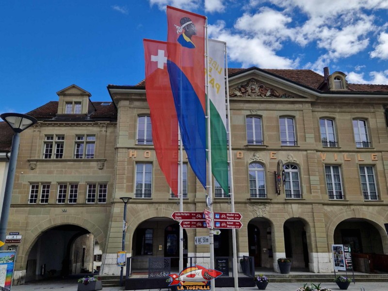 Les drapeaux de la ville d'Avenches, du canton de Vaud et de la Suisse. La fameuse tête de Maure dont l'origine pourrait venir des invasions des peuplades maures venant des régions nord-africaines occidentales. Ville médiévale d'Avenches, vieille ville, région de la Broye, canton de Vaud.