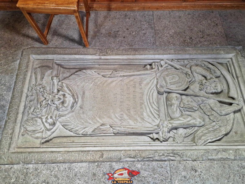 Une pierre tombale dans le chœur. Église Réformée Sainte-Marie-Madelaine. Ville médiévale d'Avenches, vieille ville, région de la Broye, canton de Vaud.