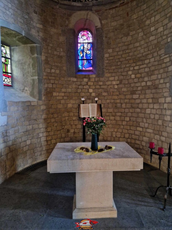 Le chœur de la chapelle avec la table de communion. Église Réformée Sainte-Marie-Madelaine. Ville médiévale d'Avenches, vieille ville, région de la Broye, canton de Vaud.