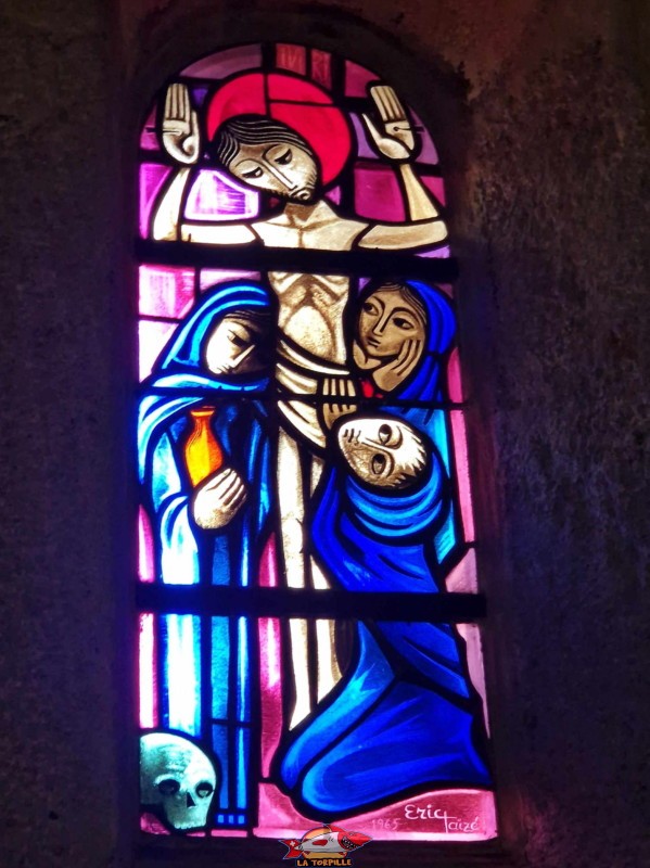 Le vitrail central du chœur de la chapelle. Église Réformée Sainte-Marie-Madelaine. Ville médiévale d'Avenches, vieille ville, région de la Broye, canton de Vaud.