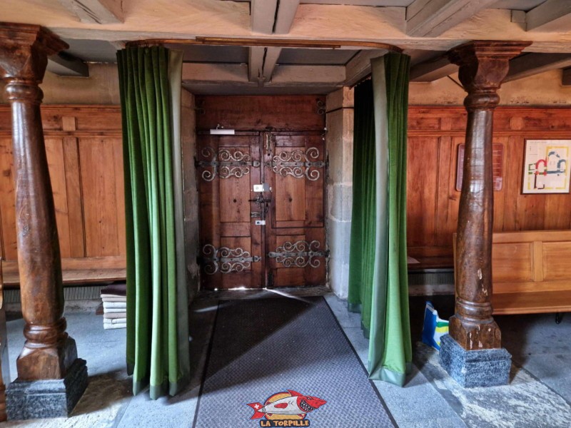 L'entrée depuis l'intérieur. Église Réformée Sainte-Marie-Madelaine. Ville médiévale d'Avenches, vieille ville, région de la Broye, canton de Vaud.