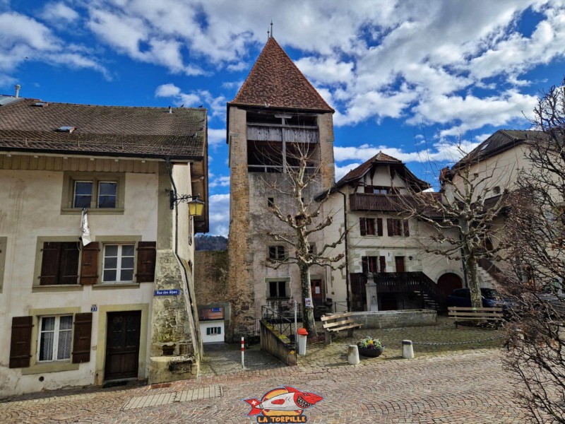La tour de Benneville depuis la rue des Alpes. Ville médiévale d'Avenches, vieille ville, région de la Broye, canton de Vaud.