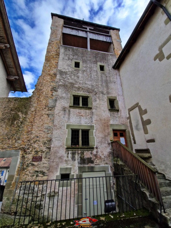La tour depuis son pied, à l'intérieur de la ville médiévale. Tour de Benneville, Ville médiévale d'Avenches, vieille ville, région de la Broye, canton de Vaud.