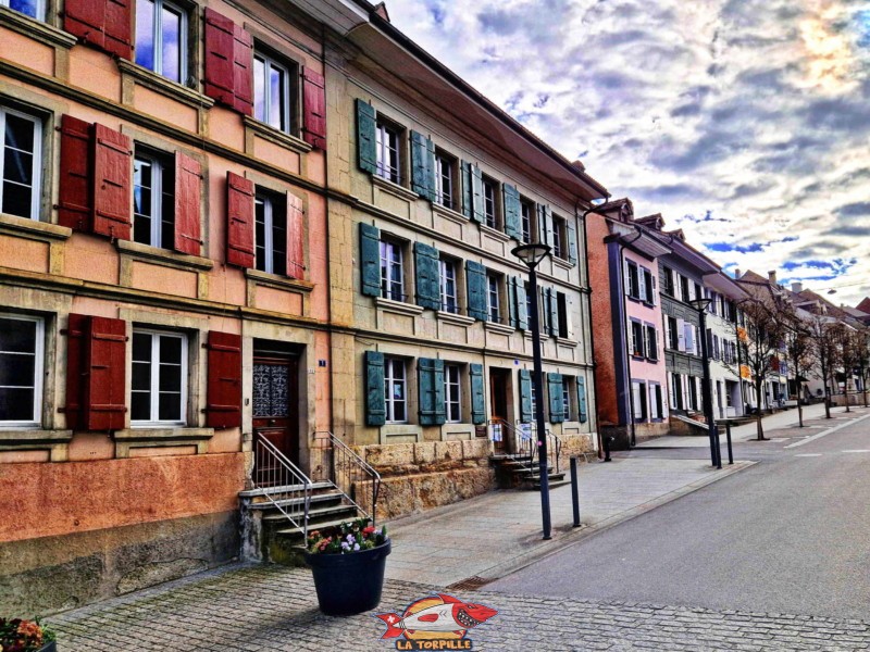 Les habitations colorées de la rue Centrale. Ville médiévale d'Avenches, vieille ville, région de la Broye, canton de Vaud.