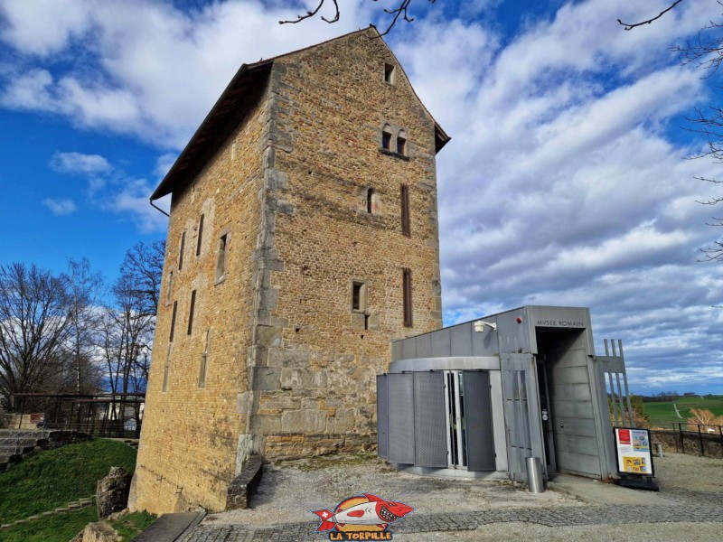 La tour médiévale dans lequel se trouve le musée. En gris, la réception. Musée Romain d'Avenches, canton de Vaud.