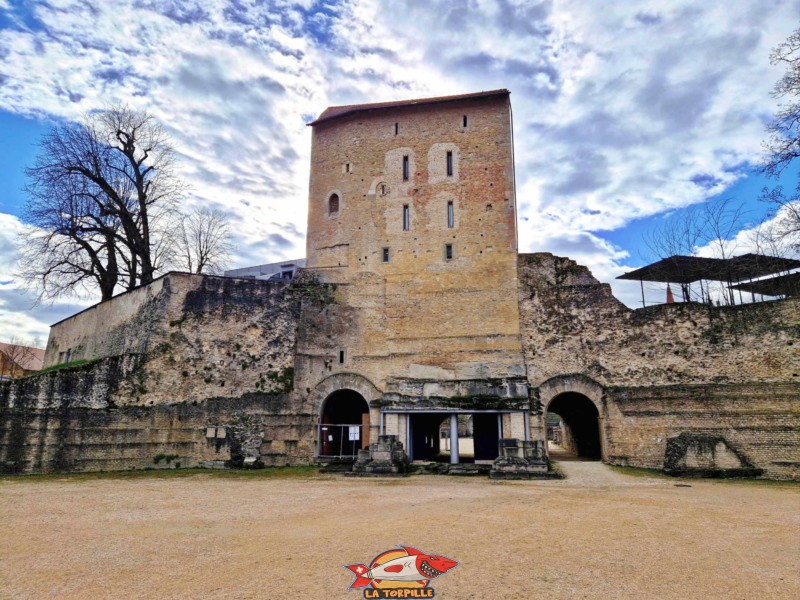La tour de l'Évêque depuis l'extérieur et la porte est de l'amphithéâtre. Ville médiévale d'Avenches, vieille ville, région de la Broye, canton de Vaud.