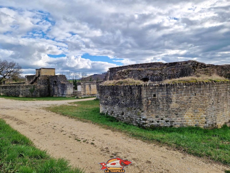 Les fondations des tours ploygonales de la porte Est. Ruines Romaines d'Avenches, canton de Vaud.