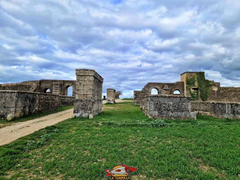 porte de l'est depuis l'intérieur. Ruines Romaines d'Avenches, canton de Vaud.
