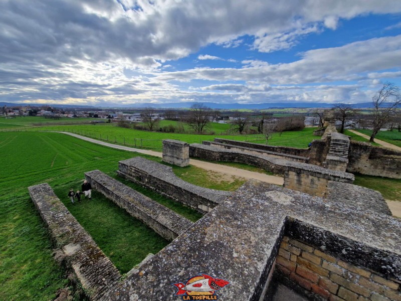 La vue direction ouest avec, sur la gauche, la ville médiévale d'Avenches. Porte de l'Est. Ruines Romaines d'Avenches, canton de Vaud.
