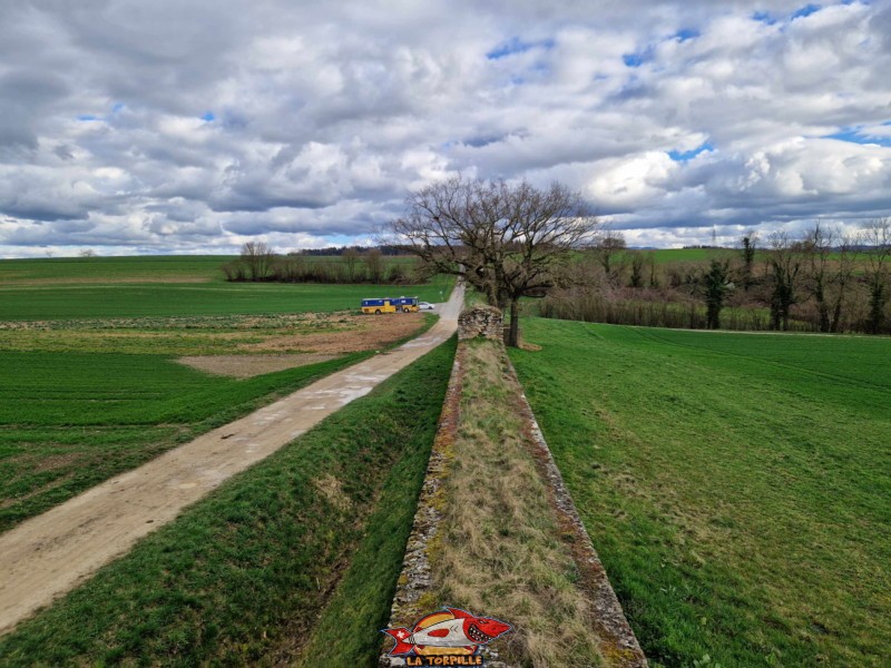 La route d'accès depuis le parking et les fondations des remparts. Porte de l'Est. Ruines Romaines d'Avenches, canton de Vaud.