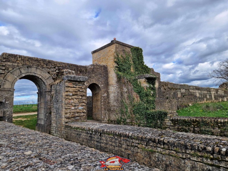 porte de l'est depuis l'intérieur. Ruines Romaines d'Avenches, canton de Vaud.