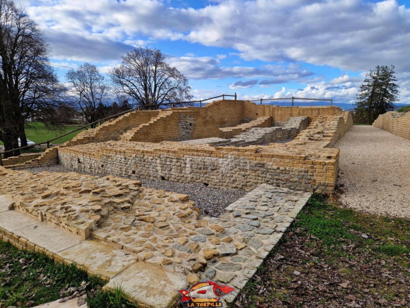 Les fondations du mur côté Sud. Théâtre. Ruines Romaines d'Avenches, canton de Vaud.