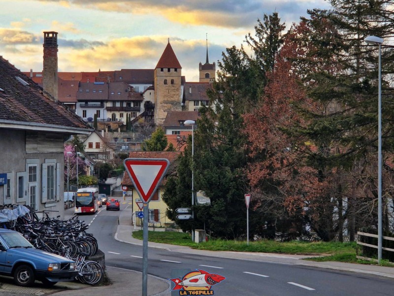 La vue sur la tour de Benneville depuis la route de Donatyre qui mène à Fribourg. En arrière-plan, le clocher de l'église Ste-Madelaine. Ville médiévale d'Avenches, vieille ville, région de la Broye, canton de Vaud.