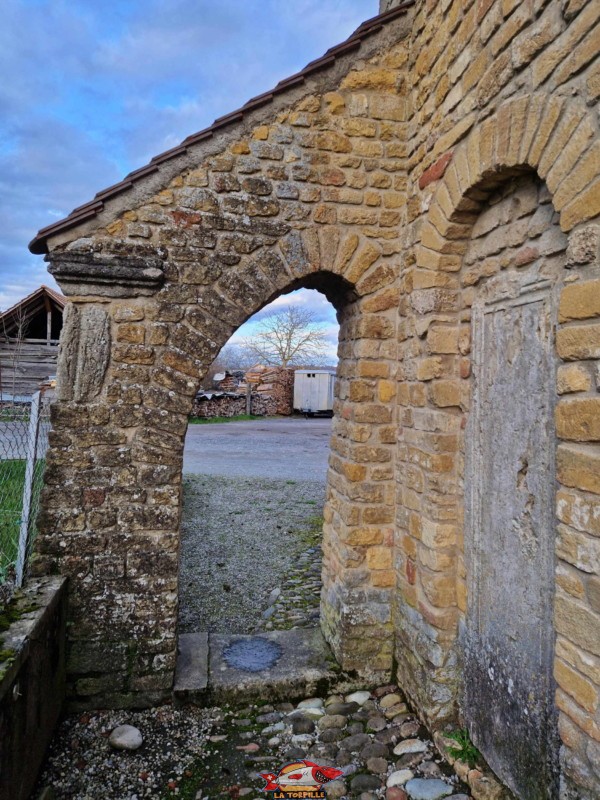 Côté sud-est, Église de Donatyre. Ville médiévale d'Avenches, vieille ville, région de la Broye, canton de Vaud.