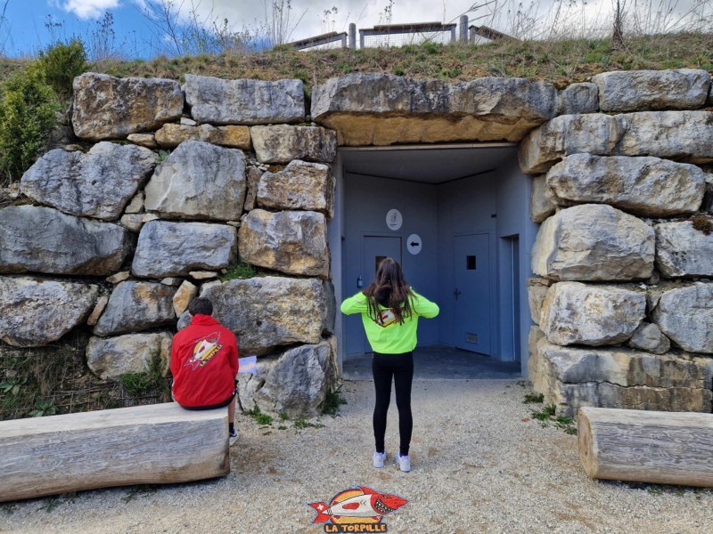 L'entrée de l'espace intérieur de Microgarenne qui montre des fourmis, grenouilles ou petits rongeurs. Il se trouve sous le belvédère.