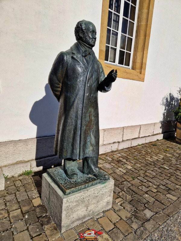 La statue de Jeremias Gotthelf (1797 - 1854) à côté de l'entrée de l'église. Jeremias Gotthelf est le pseudonyme d'Albert Bitzius, un écrivain bernois. Église Allemande