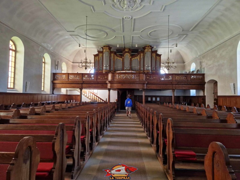 La nef en direction de l'entrée et la tribune. Église Allemande