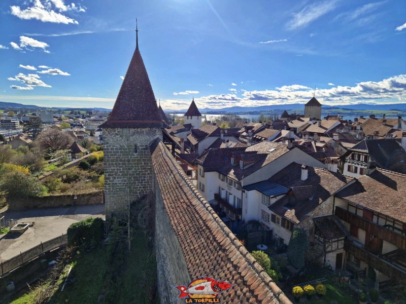 La vue depuis le sommet de la petite tour, direction ouest. De gauche à droite, la tour de la prison, la tour des sorcières et le donjon du château. Remparts sud-est, chemin de ronde.
