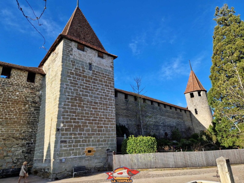 Depuis la Törliplatz, de gauche à droite, la tour de la prison et la petite tour.