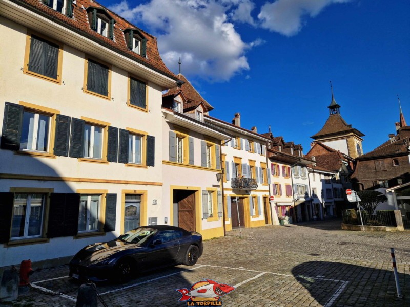 La Rathausgasse depuis l'angle nord de la ville médiévale en direction de la porte de Berne. Rue de l'Hôtel de ville.