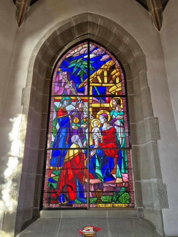 Le vitrail du chœur. Église Française