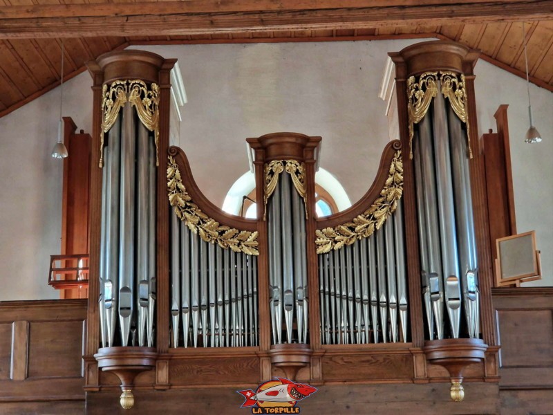 L'orgue au niveau de la tribune. Église Française
