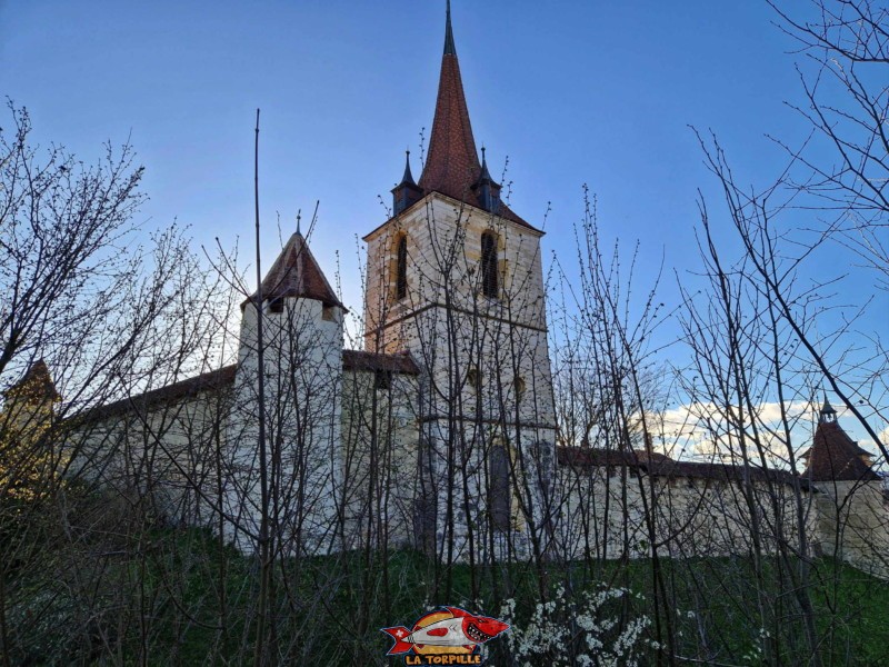 L'angle est des remparts. De gauche à droite, la tour des prêtres, la tour semi-circulaire, le clocher de l'église allemande et la tour de la poudrière.