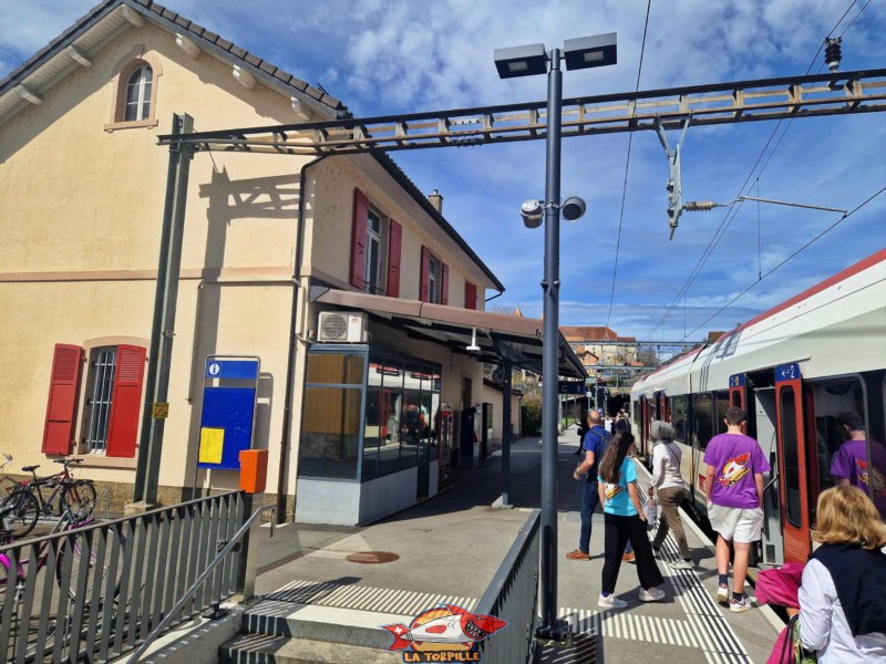 La gare de La Sarraz sur le quai direction Vallorbe.