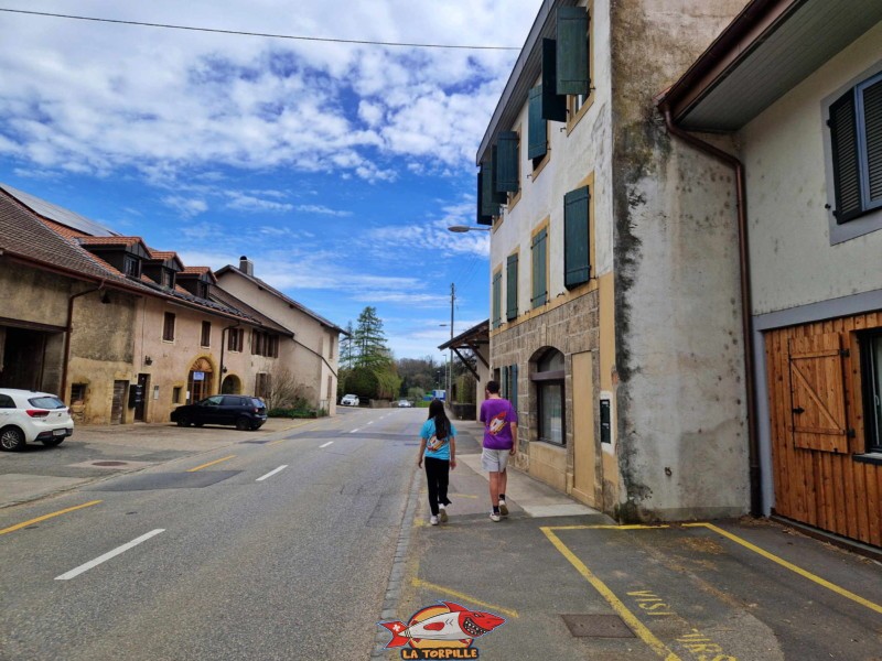 Le village de Pompables. Le trottoir le long de la route principale en direction de La Sarraz.