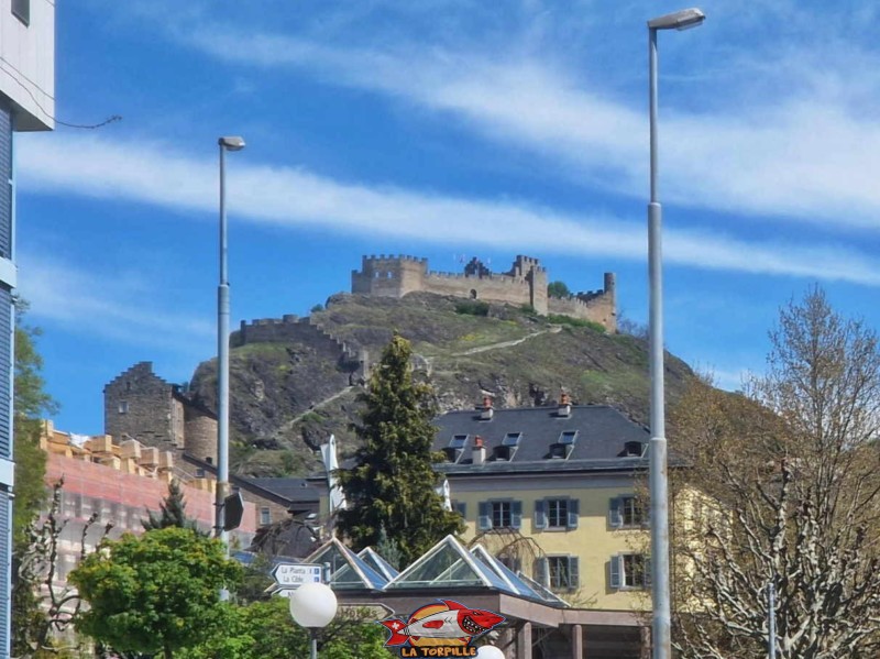 Le zoom sur Tourbillon depuis la rue de Lausanne. En dessous, à gauche, le château de la Majorie.